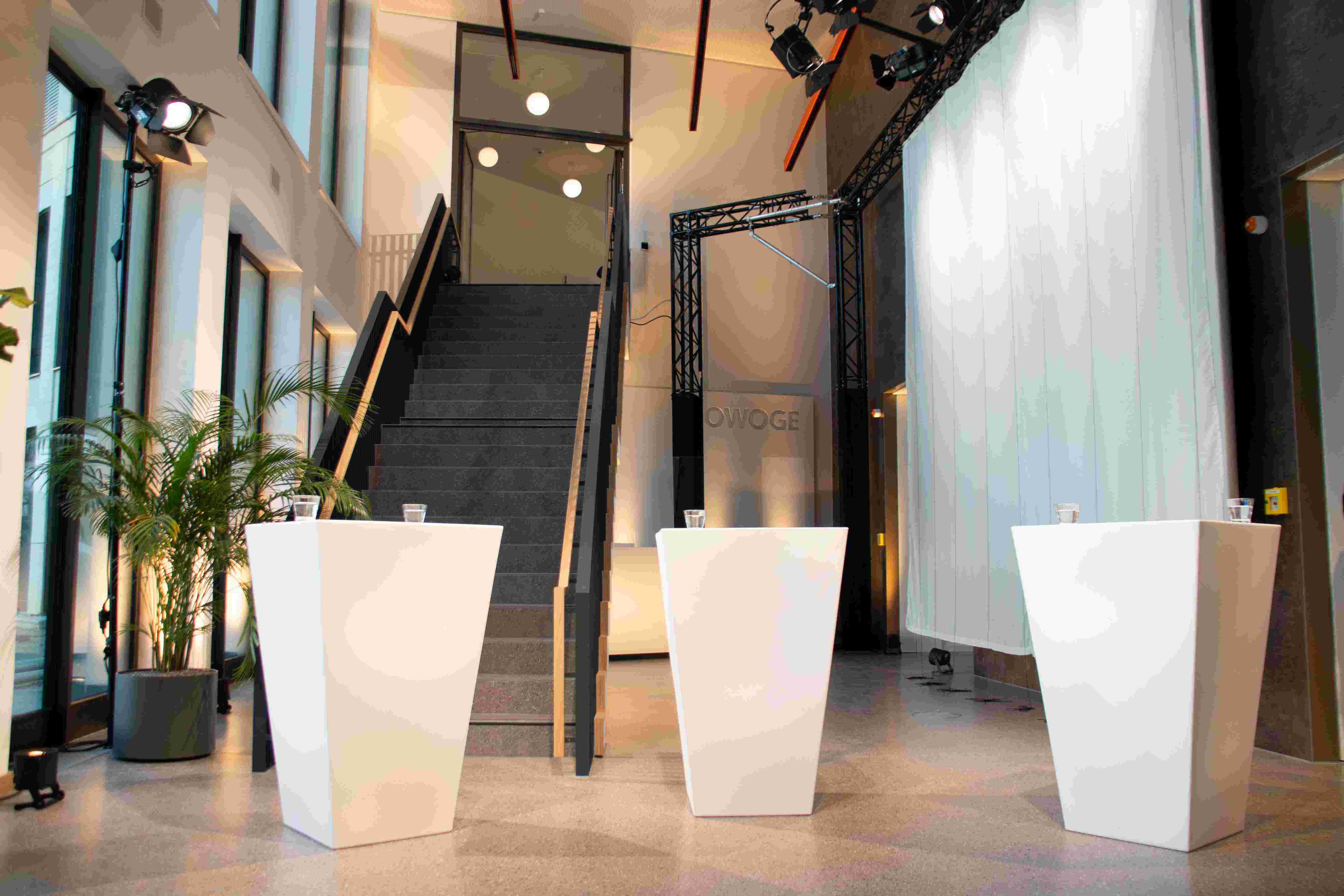 eventLED | Stehtisch "Conic" | 110x70x70cm | weiß
