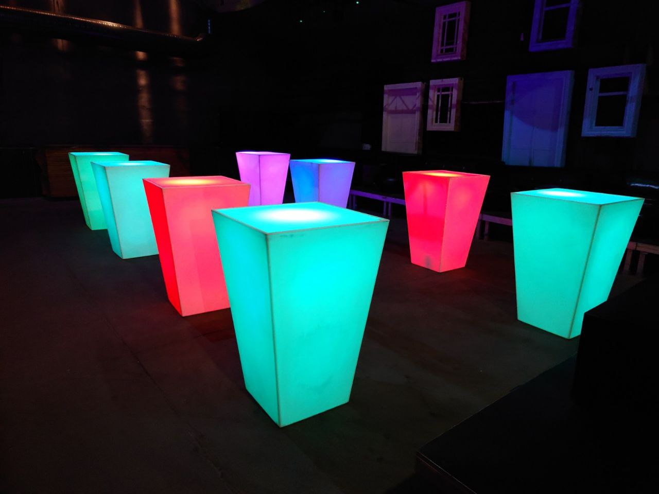 eventLED | Stehtisch "Conic" | 110x70x70cm | weiß
